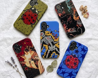 Könnte beinhalten: Fünf rechteckige Smartphone-Hüllen mit verschiedenen grafischen Designs. Eine Hülle ist olivgrün mit einem Marienkäfer, eine schwarz mit abstrakten roten und orangen Mustern, eine blau mit einem Skelett, eine rot mit einem Totenkopf und eine blau mit einem Marienkäfer.