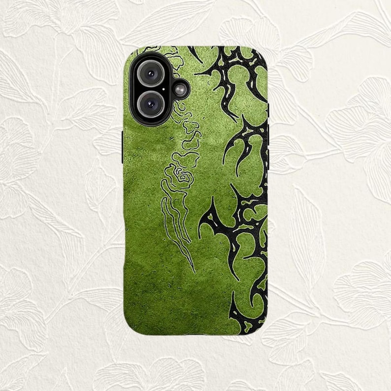 K&ouml;nnte beinhalten: Eine rechteckige Smartphone-H&uuml;lle mit texturiertem, lindgr&uuml;nem Hintergrund. Das Design zeigt ein schwarzes, tribalartiges Grafikmuster auf der rechten Seite und eine d&uuml;nne, vertikale, schwarze Umrisslinie in Form einer Wirbels&auml;ule in der Mitte.