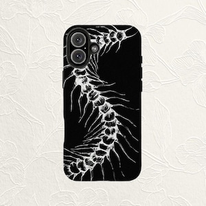 K&ouml;nnte beinhalten: Eine schwarze Smartphone-H&uuml;lle mit einer detaillierten wei&szlig;en Strichzeichnung einer menschlichen Wirbels&auml;ule. Das Design verl&auml;uft vertikal &uuml;ber die R&uuml;ckseite der H&uuml;lle und zeigt die einzelnen Wirbel und Rippenans&auml;tze in einem kontrastreichen Stil.
