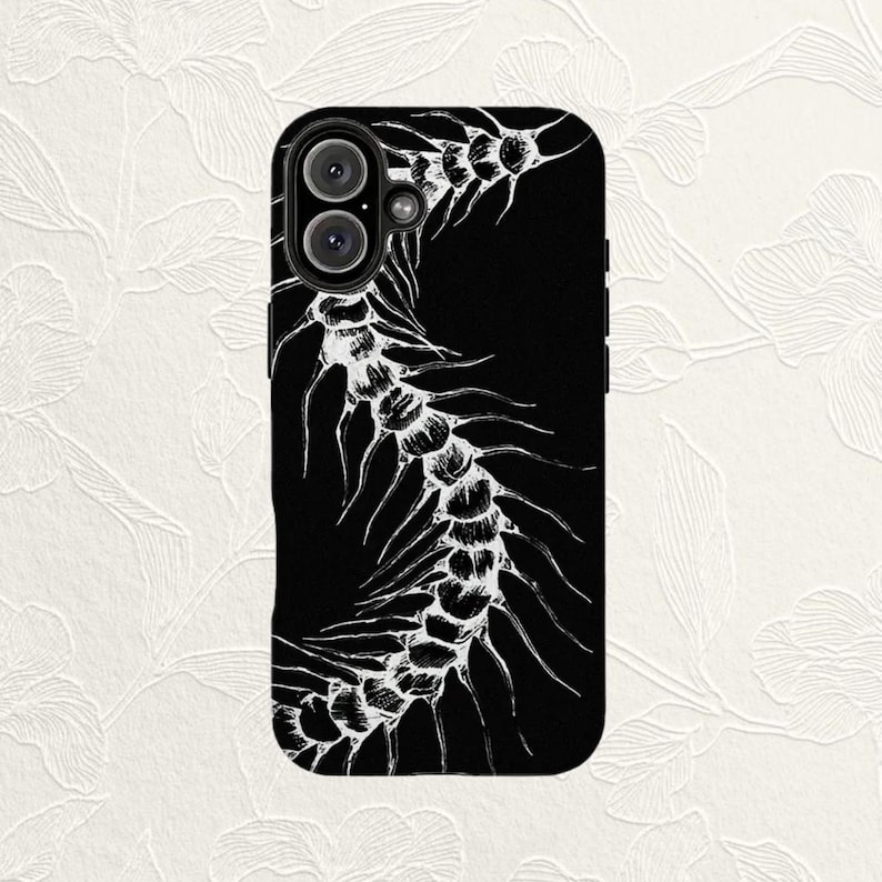 K&ouml;nnte beinhalten: Eine schwarze Smartphone-H&uuml;lle mit einer detaillierten wei&szlig;en Strichzeichnung einer menschlichen Wirbels&auml;ule. Das Design verl&auml;uft vertikal &uuml;ber die R&uuml;ckseite der H&uuml;lle und zeigt die einzelnen Wirbel und Rippenans&auml;tze in einem kontrastreichen Stil.