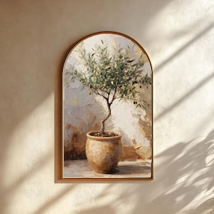 Peut inclure: Peinture encadrée d'un olivier en pot de terre cuite. L'œuvre utilise une palette de couleurs neutres avec un fond texturé. La peinture est encadrée dans une forme d'arche dorée, ajoutant une touche d'élégance au thème botanique.