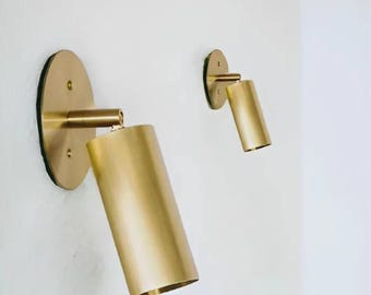 Par de apliques de pared de latón de mediados de siglo, estilo italiano moderno, luz de pared