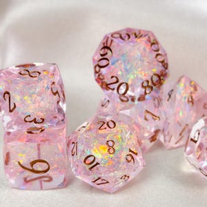 Set di dadi poliedrici per D&D, set di dadi in resina rosa, dadi poliedrici con bordi affilati, gioco da tavolo, Dungeons and Dragons, accessori per giochi di ruolo.