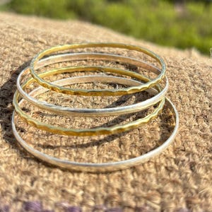 Ensemble de 4 bracelets en argent et en laiton – Bracelets bohèmes empilables faits main.