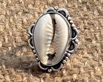 Zilveren ring met natuurlijke kaurischelp | Boho statement ring voor dames.