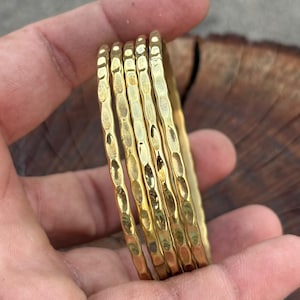 Set van 5 gehamerde messing armbanden, rustieke boho stapelbare armbanden, handgemaakte sieraden.