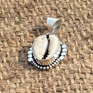 Handmade Silver Cowrie Shell Pendant – Summer Beach Necklace – Artisan Jewelry .
