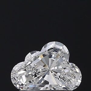 Könnte beinhalten: Ein klarer, farbloser, facettierter Edelstein, der in die Form einer Wolke geschliffen ist. Der Stein weist zahlreiche scharfe, geometrische Facetten auf, die das Licht reflektieren und ein brillantes, funkelndes Erscheinungsbild erzeugen.