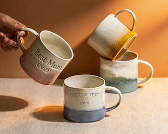 Gepersonaliseerde koffiemok van gegraveerd aardewerk – keramische beker met aangepaste tekst voor moeder, handgemaakte moederdagcadeau, doordachte mok voor elke dag