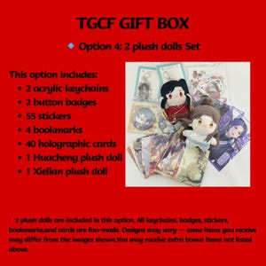 Puede incluir: Un juego de caja de regalo TGCF sobre un fondo rojo. El juego incluye dos muñecos de peluche, llaveros, insignias de botón, pegatinas, marcadores y tarjetas holográficas. El texto en la imagen enumera los artículos incluidos.