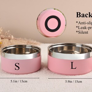 Puede incluir: Dos cuencos rosas y plateados para mascotas, etiquetados "S" y "L", con dimensiones en pulgadas y cent&iacute;metros. Los cuencos miden 7 cm y 7,5 cm de alto. La imagen tambi&eacute;n muestra la parte posterior del cuenco, antideslizante, a prueba de fugas y silencioso.