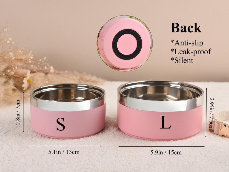Puede incluir: Dos cuencos rosas y plateados para mascotas, etiquetados "S" y "L", con dimensiones en pulgadas y cent&iacute;metros. Los cuencos miden 7 cm y 7,5 cm de alto. La imagen tambi&eacute;n muestra la parte posterior del cuenco, antideslizante, a prueba de fugas y silencioso.