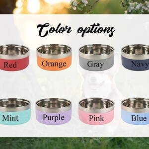 Puede incluir: Una selecci&oacute;n de ocho cuencos para mascotas de acero inoxidable con bases de colores. Los cuencos est&aacute;n disponibles en rojo, naranja, gris, azul marino, menta, morado, rosa y azul. El texto "Color options" se muestra.