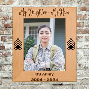 Puede incluir: Un juego de tres tazas de cerámica con un acabado mate moteado. Las tazas son de color crema, gris claro y gris oscuro. Cada taza tiene un diseño simple y minimalista y un asa redondeada.