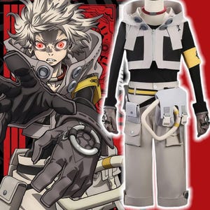 Könnte beinhalten: Anime-Cosplay-Kostüm mit einer schwarz-weißen Kapuzenjacke, einem schwarzen Langarmshirt und einer hellgrauen Hose mit Taschen. Das Kostüm beinhaltet einen Werkzeuggürtel, Handschuhe und ein rotes Halsband. Das Bild zeigt auch einen passenden Anime-Charakter.