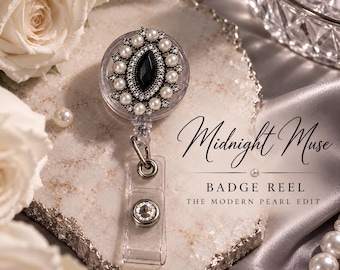 Könnte beinhalten: Ein runder Ausweishalter mit einem zentralen schwarzen, marquiseförmigen Stein, umgeben von kleinen weißen Perlen und klaren Strasssteinen. Rechts steht der Text Midnight Muse BADGE REEL THE MODERN PEARL EDIT.