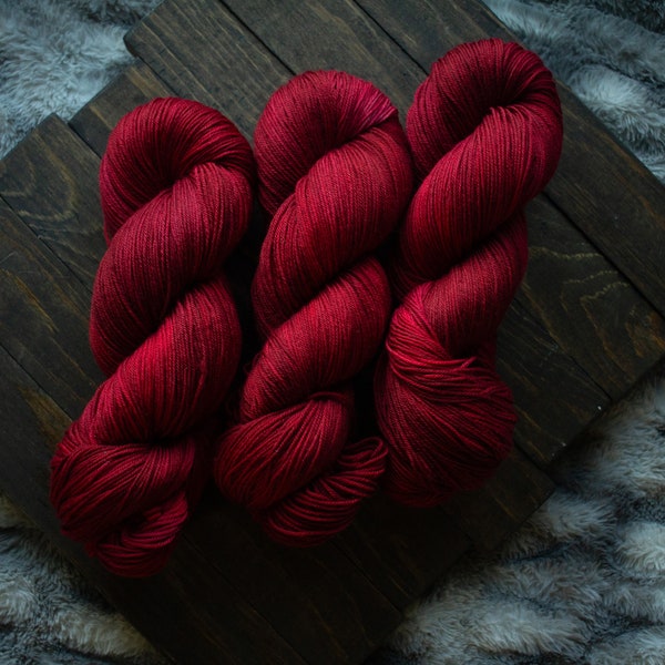 Cranberry SONDERPREIS | Handgefärbtes Garn | Fingering Gewicht | DK Garn | 4 lagig | 85/15 Superwash Extrafine Merino Wolle Nylon | AK Wagnis Garn