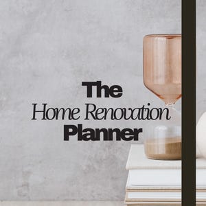 Könnte beinhalten: Das Bild zeigt einen Stapel Bücher und eine dekorative Sanduhr. Der Text "The Home Renovation Planner" ist in Schwarz dargestellt. Die Sanduhr besteht aus klarem Glas mit einem pfirsichfarbenen Oberteil.