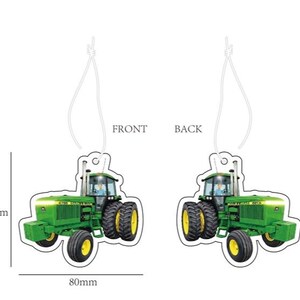 Puede incluir: Adorno de tractor verde con ruedas amarillas, que mide 7,4 cm de alto y 8 cm de ancho. Se ven la parte delantera y trasera del adorno, con las palabras "FRONT" y "BACK" encima de cada tractor. El tractor tiene el texto "4250 JOHN DEERE" en el lateral.