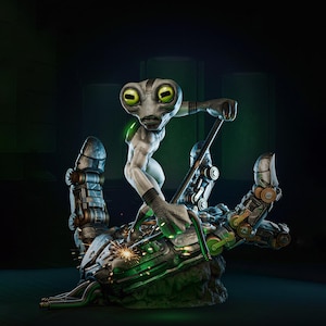 Op de afbeelding: Een gedetailleerd beeldhouwwerk van een grijze alienfiguur met grote groene ogen, die een robotische hand last. De alien staat in een dynamische pose, met vonken die uit de lasbrander vliegen. De sculptuur heeft ingewikkelde mechanische details.