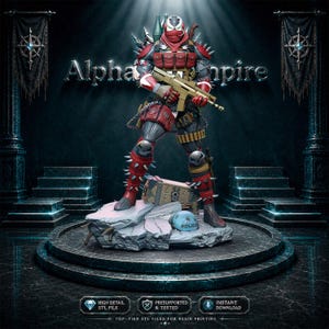 Peut inclure: Modèle 3D détaillé d'une figurine de guerrier, vêtue d'une armure rouge et noire avec des pointes, tenant un fusil d'assaut doré. La figurine se tient sur une base rocheuse avec un casque de police bleu. Le texte "Alpha Empire" est affiché.