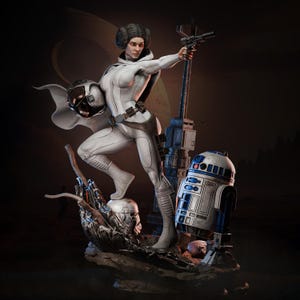 Puede incluir: Estatua detallada de un personaje con un mono blanco, sosteniendo un bláster y un casco. La figura está posada dinámicamente, con una capa y un cinturón. Un droide R2-D2 y una estructura futurista están en el fondo. La estatua está sobre una base rocosa.