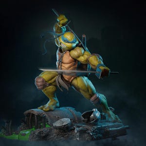 Puede incluir: Estatua detallada de Leonardo, una Tortuga Ninja, en una pose de lucha dinámica. La figura es predominantemente verde y marrón, con una máscara azul y empuñando dos katanas. La estatua está sobre una base detallada con un fondo oscuro y ahumado.