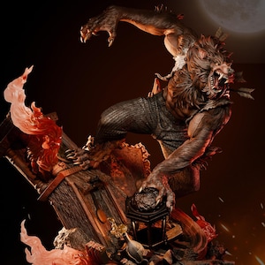 Puede incluir: Estatua detallada de un hombre lobo en plena transformación, con rostro amenazante y manos con garras. La figura está posada sobre una estructura de madera rota, con acentos de fuego y una luna llena de fondo. El hombre lobo viste ropa rasgada.