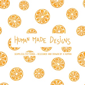 Może przedstawiać: Wzór bezszwowy z pomarańczowymi plasterkami cytrusów na białym tle. Tekst brzmi "HUMAN MADE DESIGNS", a następnie "SEAMLESS PATTERNS - DESIGNED AND DRAWN BY A HUMAN" prostą, odręcznie narysowaną pomarańczową czcionką.