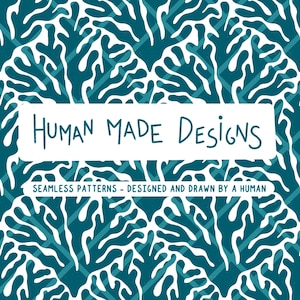 Könnte beinhalten: Nahtloses Muster in Türkis und Weiß mit einem korallenartigen Design. Die Worte "HUMAN MADE DESIGNS" stehen in einem weißen Rechteck, darunter der Text "SEAMLESS PATTERNS - DESIGNED AND DRAWN BY A HUMAN".