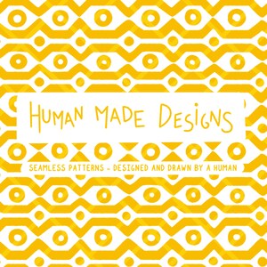 Puede incluir: Patrón repetitivo en tonos amarillos y blancos, con formas geométricas y círculos. El texto "HUMAN MADE DESIGNS" se muestra en un rectángulo blanco, con el texto "SEAMLESS PATTERNS - DESIGNED AND DRAWN BY A HUMAN" debajo.