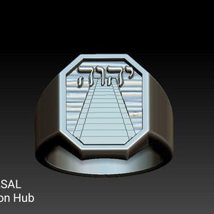 Puede incluir: Anillo plateado con una cara octogonal que presenta texto hebreo y un diseño de camino estilizado. El anillo tiene una banda ancha y un acabado pulido. El texto "יהוה" está en la parte superior de la cara.