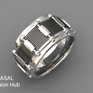 Puede incluir: Un anillo plateado diseñado para parecerse a una caja. El anillo presenta un centro similar a una malla y detalles rectangulares. El texto "RASAL Fashion Hub" es visible en la parte inferior.