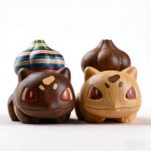 Pode incluir: Quatro figuras de madeira Bulbasaur, duas em tons de marrom escuro e madeira clara, cada uma com um bulbo nas costas. Os bulbos são listrados com várias cores e um marrom sólido. As figuras têm olhos vermelhos e estão em um fundo branco.