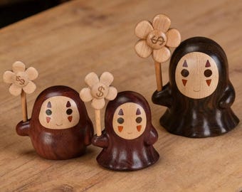 Met de hand gesneden mollig geen gezicht geïnspireerd houten beeldje, schattige dikke houten sculptuur, bureaudecor in Studio Ghibli-stijl, handgemaakt cadeau, totoro-hanger