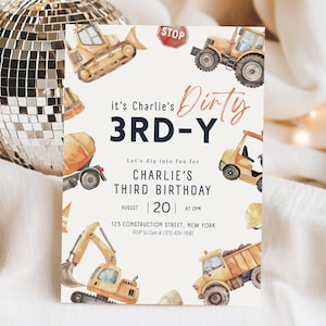 Può includere: Un biglietto d'invito di compleanno rettangolare con veicoli da cantiere ad acquerello, tra cui un bulldozer, un trattore, una betoniera e un camion con cassone ribaltabile. Il testo recita: it's Charlie's Dirty 3RD-Y, Let's dig into fun for Charlie's Third Birthday, August 20 at 2PM.