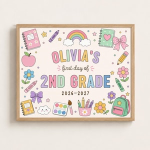 Può includere: Una stampa incorniciata con il testo OLIVIA'S first day of 2ND GRADE 2026-2027 circondato da illustrazioni colorate di materiale scolastico, tra cui quaderni, un arcobaleno, una mela, matite, pastelli, fiori e uno zaino.