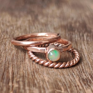 銅製オパールリング3点セット、重ね付け可能なオパールリング、ボヘミアン風銅製リングセット、繊細な宝石リング、女性への手作りジュエリーギフト
