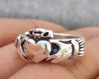 Anillo Claddagh de plata de ley 925, anillo celta con diseño de corazones y manos.