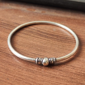 Sterlingzilveren bal armband, minimalistische zilveren manchet, eenvoudige stapelbare armband, handgemaakte alledaagse sieraden, cadeau voor haar