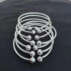 Sterlingzilveren bal armband set van 7, minimalistische stapelbare armbanden, verstelbare zilveren armband set, handgemaakte sieraden cadeau voor vrouwen