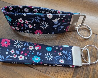Blue flower print fabric wristlet keyring