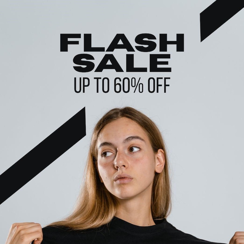 Puede incluir: Una persona con cabello rubio largo lleva una camiseta negra, mirando hacia un lado. La imagen presenta el texto "FLASH SALE UP TO 60% OFF" en negrita, en negro, con l&iacute;neas diagonales negras sobre un fondo gris.