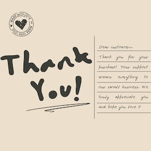 Puede incluir: Una tarjeta beige con las palabras "Thank You!" en gris oscuro, en una fuente manuscrita. La frase est&aacute; subrayada con una l&iacute;nea curva. La esquina superior izquierda tiene un sello que dice "Made with Love" alrededor de un coraz&oacute;n.
