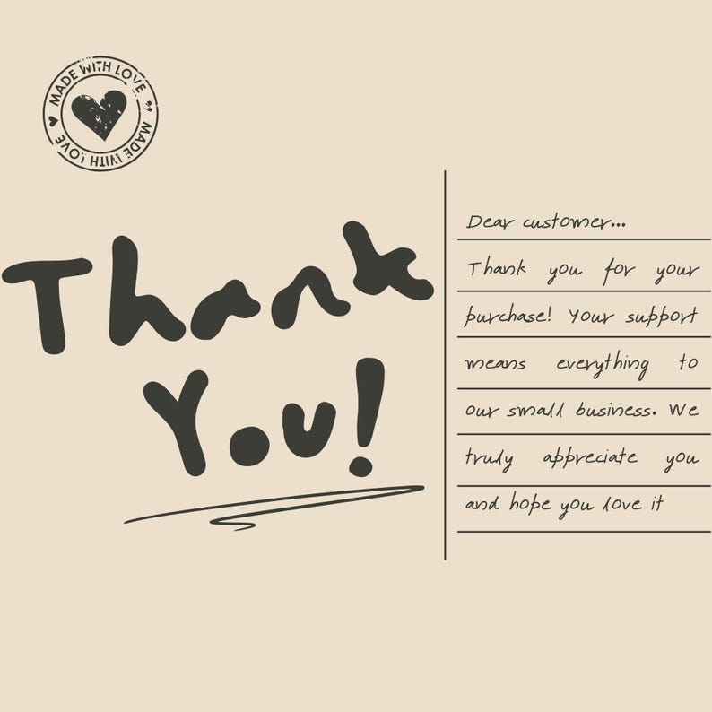 Puede incluir: Una tarjeta beige con las palabras "Thank You!" en gris oscuro, en una fuente manuscrita. La frase est&aacute; subrayada con una l&iacute;nea curva. La esquina superior izquierda tiene un sello que dice "Made with Love" alrededor de un coraz&oacute;n.