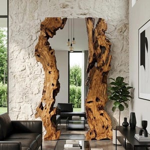 Può includere: Un grande specchio da terra con una cornice composta da due pezzi verticali di legno naturale dai bordi grezzi e finitura marrone chiaro. Il legno presenta texture organiche, nodi e forme irregolari che incorniciano una superficie riflettente.