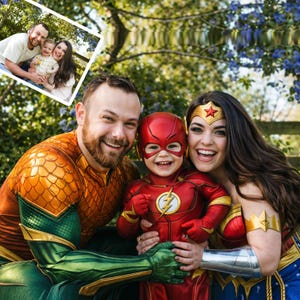 Könnte beinhalten: Eine Familie in Superhelden-Kostümen posiert für ein Foto. Das Kind ist als The Flash verkleidet, der Vater als Aquaman und die Mutter als Wonder Woman. Das Foto wird im Freien mit einem verschwommenen Hintergrund aus Grün und blauen Blumen aufgenommen.