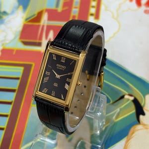 Reloj de cuarzo vintage Seiko Slim Tank, reloj de vestir para hombre chapado en oro con esfera negra.