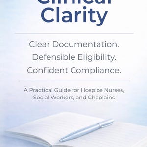Peut inclure: Un livre intitulé "Clinical Clarity" avec le texte "Clear Documentation. Defensible Eligibility. Confident Compliance." Un stylo argenté repose sur un cahier ouvert. Le livre est un guide pratique pour les infirmières en soins palliatifs, les travailleurs sociaux et les aumôniers.
