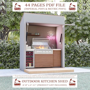 Puede incluir: Un cobertizo de cocina al aire libre con una parrilla incorporada, gabinetes y un botellero. El cobertizo mide 203 cm x 89 cm e incluye una lista de productos. El diseño presenta un letrero de neón "Cheers" y está rodeado de vegetación. El archivo PDF incluye medidas imperiales y métricas.